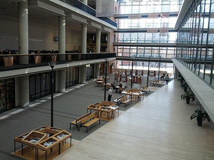 Bild von der Eingangshalle der juristischen Bibliothek zum deutschen Recht in Szeged.