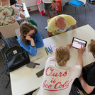 Gruppenarbeit: Schüler*innen bearbeiten das GeoBreakout "Phone aber fair"