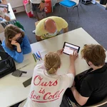 Gruppenarbeit: Schüler*innen bearbeiten das GeoBreakout "Phone aber fair"