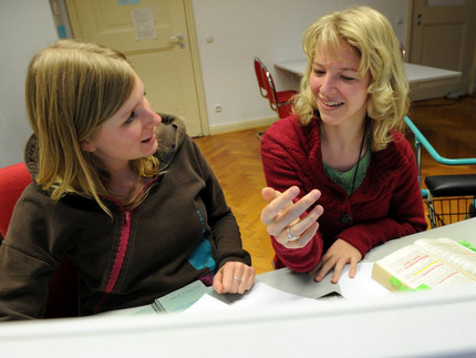 Zwei Frauen sprechen miteinander.