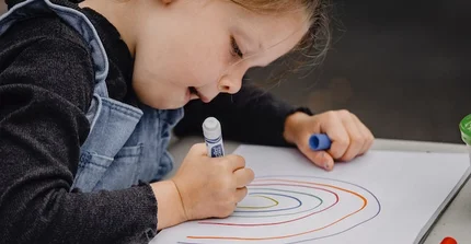 Junge malt ein Bild