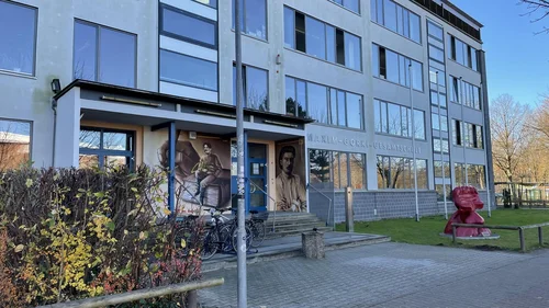 Vorderansicht der Maxim-Gorki-Gesamtschule in Kleinmachnow