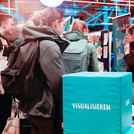 Stand des Career Services der Uni Potsdam beim Meet.UP. In der Mitte auf den Tisch steht ein großer blauer Würfel.