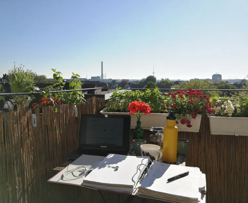Ein Tisch mit einem dicken Ordner auf einem Balkon