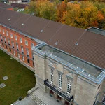 Draufsicht: Hinter dem einstigen DRK-Sitz und dem Hörsaalneubau stehen bis heute noch einige historische Gebäude.