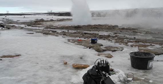 Eruption des Strokkur Geysir von Westen am 12.3.2020 mit aufzeichnendem blueSeis-3A Rotationssensor (schwarz) und Trillium Compact Seismometer (grün) im Vordergrund. Der im Sommer für Touristen frei gegebene Weg ist vereist. | Foto: Eva Eibl