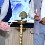 Zur Eröffnung des Symposiums wird eine heilige Flamme entfacht.