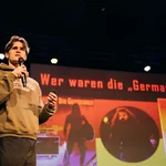 Mensch auf einer Bühne.
