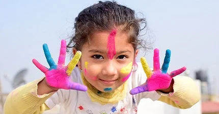 Kind mit bunt angemalten Handflächen