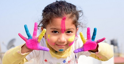 Kind mit bunt angemalten Handflächen