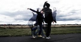 Ausschnitt aus dem Stück „Augenblicke“. Tänzerinnen: Raisa Kröger, Rachel Oidtmann, Saskia Oidtmann. Fotograf: Haluk Atalayman.