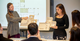 Studierende der Universität und der Fachhochschule Potsdam präsentieren ihre Modelle für eine künftige Universitätsschule.