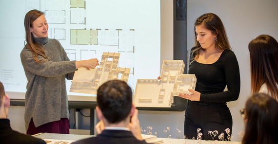 Studierende der Universität und der Fachhochschule Potsdam präsentieren ihre Modelle für eine künftige Universitätsschule. | Foto: Tobias Hopfgarten