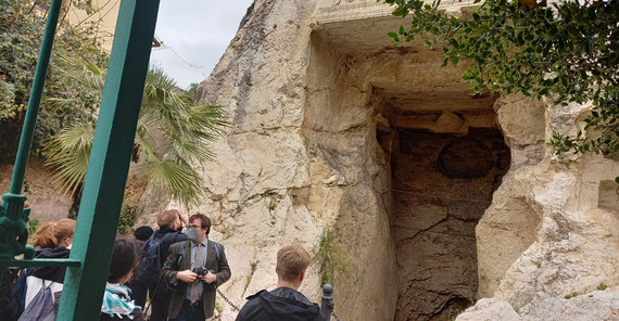 Das Bild zeigt den Eingang zur Grotte della Vipera in Sardinien. Foto: Dr. Nina Mindt