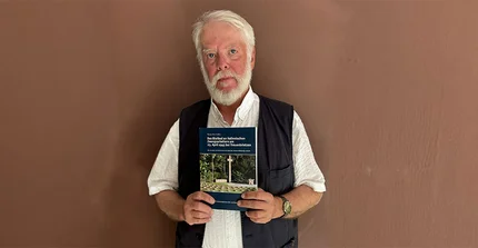 Dr. Thomas-Peter Gallon mit seinem Buch „Das Blutbad an italienischen Zwangsarbeitern am 23. April 1945 bei Treuenbrietzen: was wir über ein Verbrechen vom Ende des Zweiten Weltkriegs wissen“.