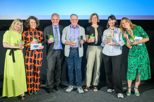 Michael Burkart (Mitte), Anja Linstädter (3.v.r.) und Alexandra Straka (2.v.r.) bei der Verleihung des Potsdamer Klimapreises 2024.
