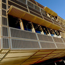 Goldener Käfig: Der metallenen Fassade verdankt das Physikgebäude seinen zweiten Namen.