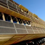 Goldener Käfig: Der metallenen Fassade verdankt das Physikgebäude seinen zweiten Namen.