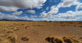 Blick nach Nordosten in die Schwemmebene der über 3000 Meter hohen Salinas Grandes im Anden-Hochplateau. Das Foto ist von Bodo Bookhagen.