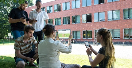 Menschen mit mobilen Geräten