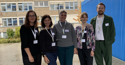 Das Team der Universitätsschule Potsdam steht vor dem Gebäude der Universitätsschule Dresden.