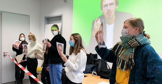 Das Bild zeigt die Studierende bei der Rätselentwicklung. Das Foto ist von Dr. Katrin von Kap-herr.