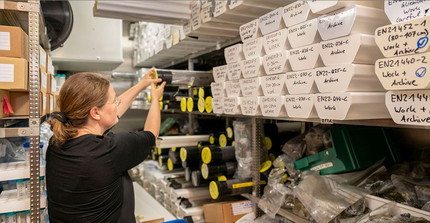 Ulrike Herzschuh im Bohrkernlager