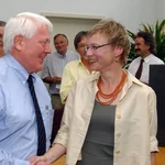 Eine Frau an der Spitze: Prof. Dr. Wolfgang Loschelder gratuliert seiner Nachfolgerin Prof. Dr. Sabine Kunst zur Wahl als Präsidentin der Universität Potsdam