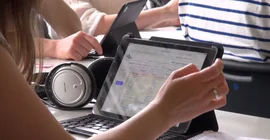 Lernen mit dem Tablet-PC (Foto: Cornelia Brückner)