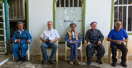 Das Bild zeigt den Dr. Stefan Gatzhammer mit Einwohnern von Amediye vor der Großen Moschee der Stadt. Das Bild ist von Valentina Meyer-Oldenburg