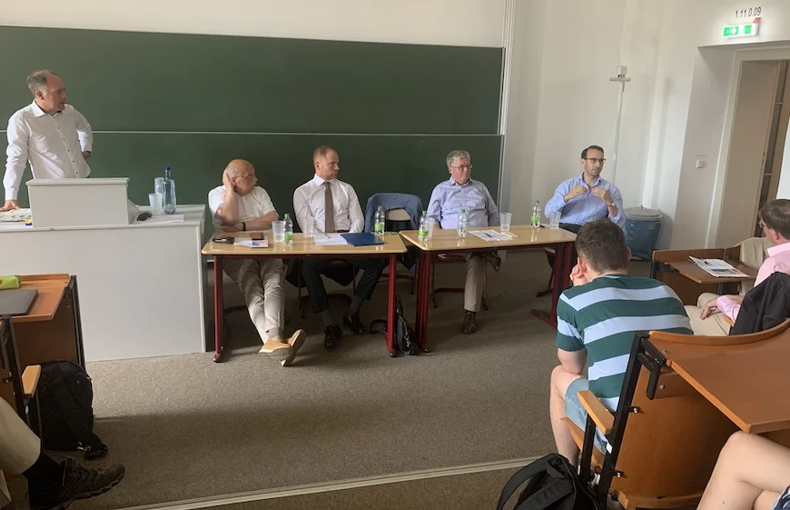Podiumsgäste: v.l.n.r.: Prof. Dr. Dominik Geppert, Prof. Dr. Joachim Krause, Gesandter Maksym Yemelianov, Dr. Hans-Peter Bartels, Dr. Bastian Matteo Scianna.