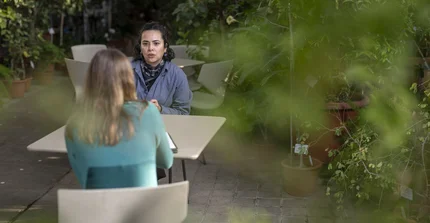 Dr. Mariana Chiuffo im Interview unter tropischen Pflanzen.