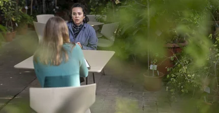 Dr. Mariana Chiuffo im Interview unter tropischen Pflanzen.