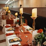 Rot goldene Tischdekoration