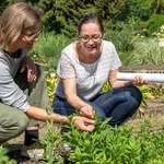 Prof. Anja Linstädter and Dorit Siebert in front of plants