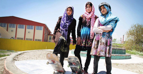 Drei afghanische Mädchen, die dank Skateistan e.V. das Skaten für sich entdeckt haben. Nicole Erfurth, Alumna der Universität Potsdam, engagiert sich von Deutschland aus für den Verein. Foto: Skateistan e.V.