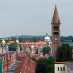 Umgeben von Wasser und Wäldern, reich an Schlössern und Gärten, empfiehlt sich die brandenburgische Landeshauptstadt als ein inspirierender Ort zum Leben, Studieren und Arbeiten.