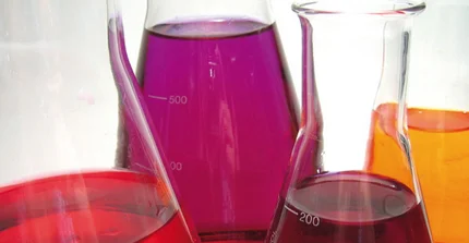 Glaskolben mit bunten Fluessigkeiten