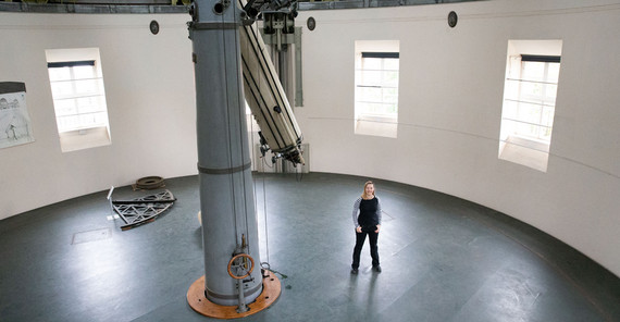 Prof. Katja Poppenhäger im Großen Refraktor des Leibniz-Instituts für Astrophysik Potsdam (AIP) auf dem Babelsberg. | Foto: Sandra Scholz