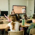 Zwei Dozenten vor einer Gruppe Kinder