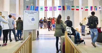 Studierende informieren sich auf dem International Day am Campus Griebnitzsee. Foto: Thomas Roese