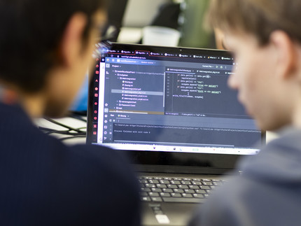 2 Kids vor dem Laptop