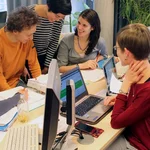 Studierende am Schreibtisch