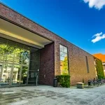 Großes Eingangsportal eines Gebäudes aus roten Klinkersteinen