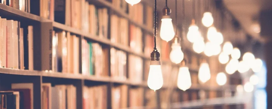 Bücherwand mit Glühbirnen