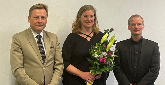 Dr. Britta van Kempen nach ihrer Wahl zur Vizepräsidentin für Lehre und Studium mit dem Präsidenten der Universität Potsdam, Prof. Oliver Günther, Ph.D. (l.), und dem Vorsitzenden des Senats der Universität Potsdam, Prof. Dr. Andreas Borowski (r.)