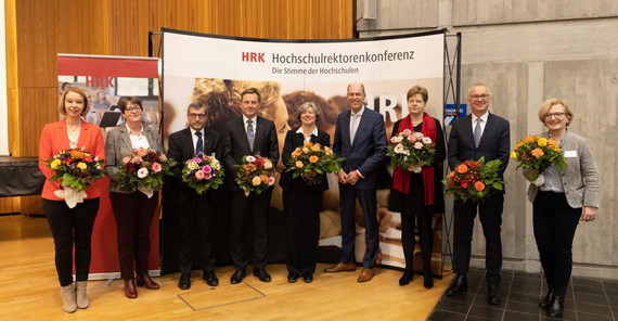 Der Präsident der Universität Potsdam Prof. Oliver Günther, PhD. (4.v.l.) im Kreis der neu und wiedergewählten HRK-Vizepräsidentinnen und -präsidenten. Das Foto ist von Universität Stuttgart/Regenscheidt.