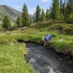 Befestigung der Wasserstandslogger unter Wasser bei erfrischenden 6 °C Wassertemperatur.