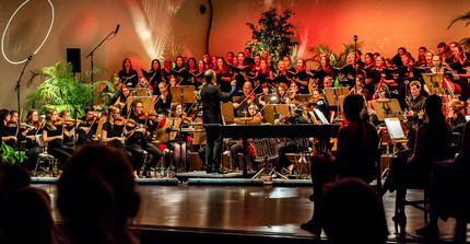 Chor und Orchester der Universität Potsdam musizieren im Nikolaisaal.