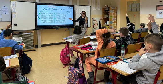 Entisar Karkoli in a teaching situation with a school class.